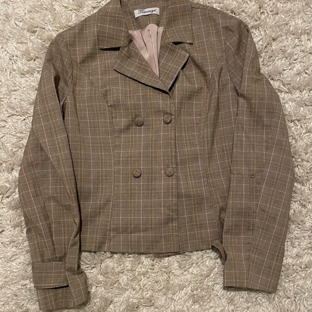 Classy Brown Blazer with Notched Lapels and Structured Shoulders